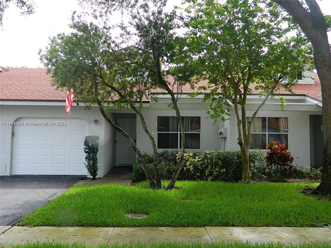 Primary Photo - 6734 N Pine Island Rd