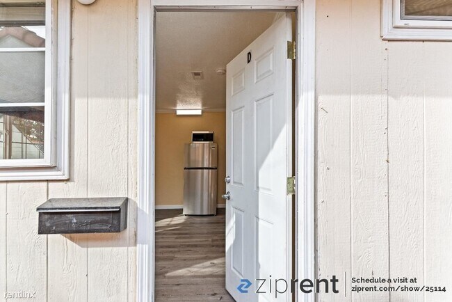 Foto del edificio - Studio, 1 bath 4plex - 1935 Kinross Way, S...