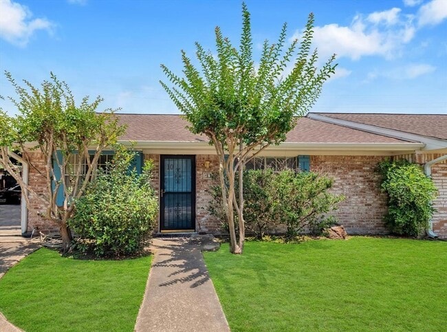 Building Photo - 10122 Shadow Wood Dr