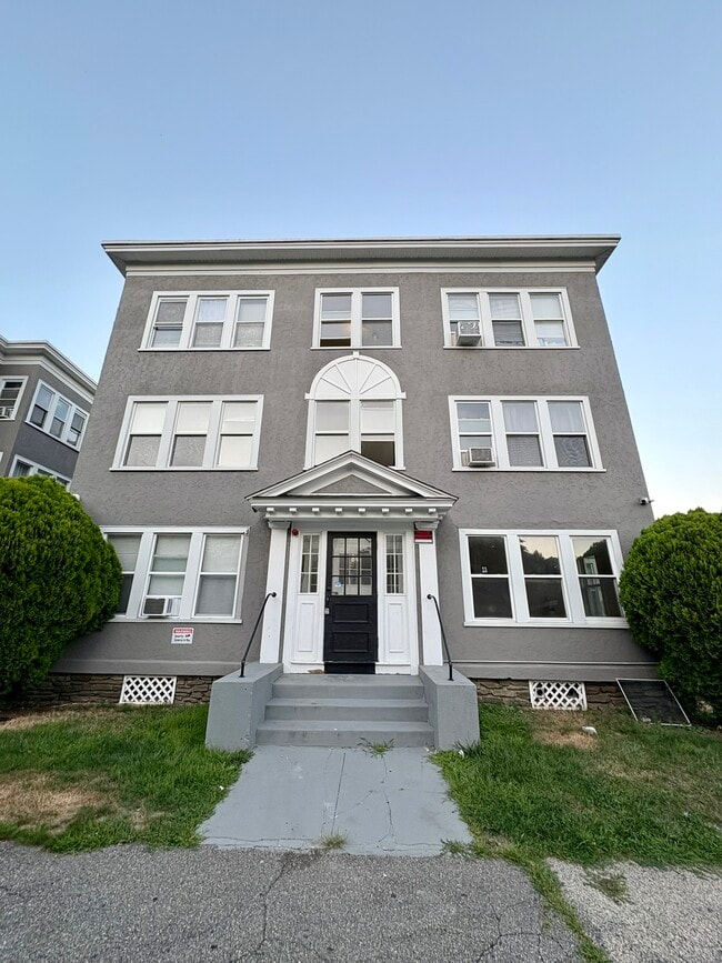 Building Photo - 20 Lakewood St