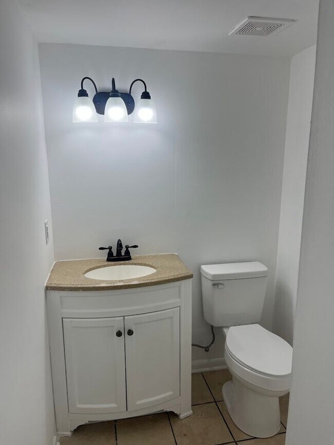 Foto del edificio - Available 10/15. Water included! Great 2BR/1.5 BA Townhouse in Central James Island!