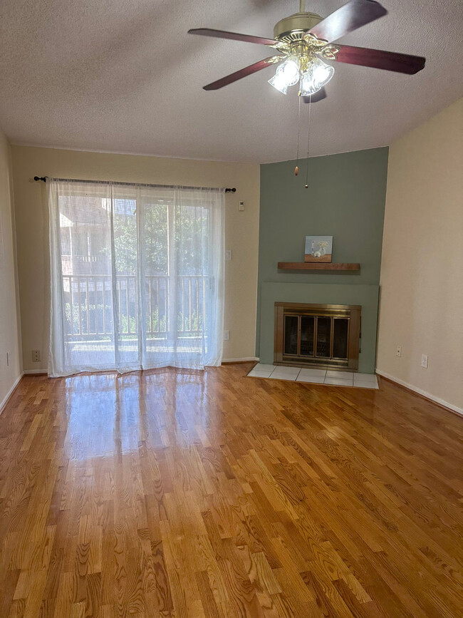 Living room - 3100 Jeanetta St