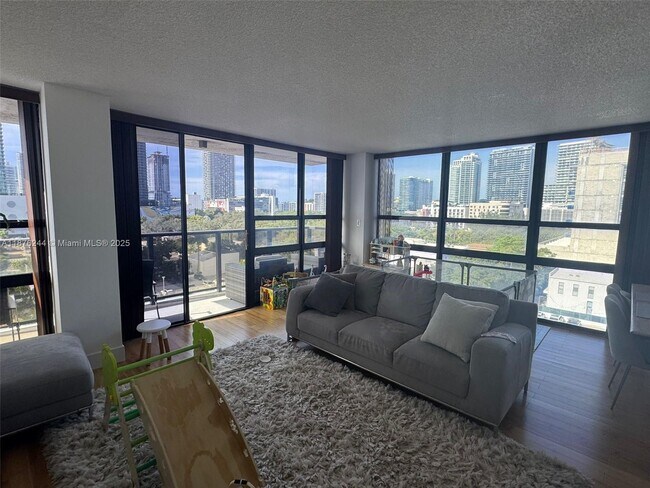 Foto del edificio - 600 NE 36th St