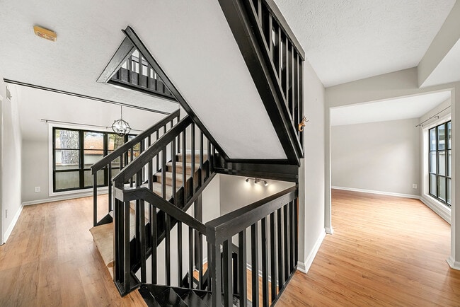 Foto del edificio - 670 Highland Ct