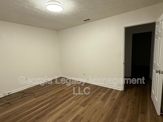 Foto del edificio - 365 Fowler Dr