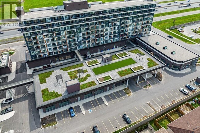 Photo du bâtiment - 550 N Service Rd