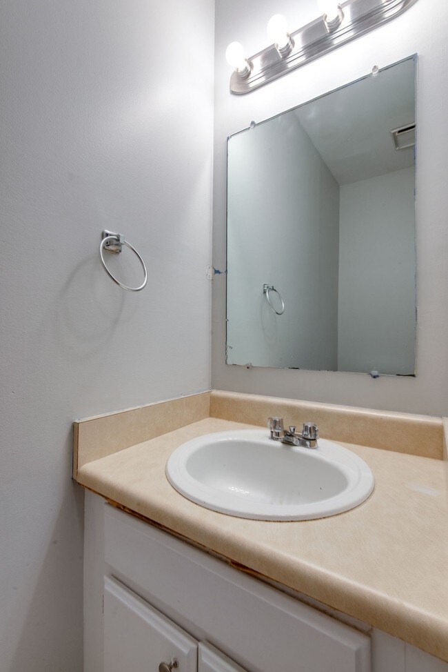 Building Photo - 2 bedroom townhouse near the lake!