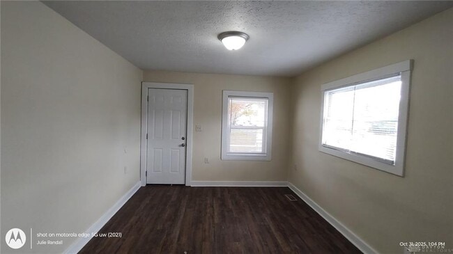 Building Photo - 2609 Lynhurst Ave