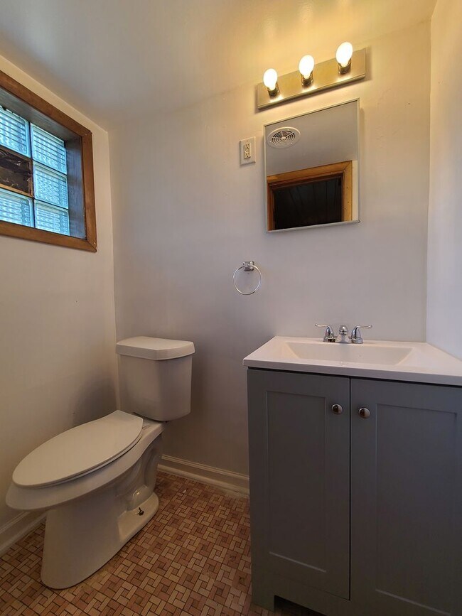 Foto del edificio - Spacious 4-Bed, 1.5-Bath Home in Benton Ha...