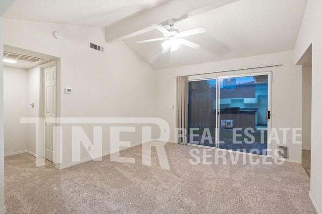 Foto del edificio - 6004 Rowan Way