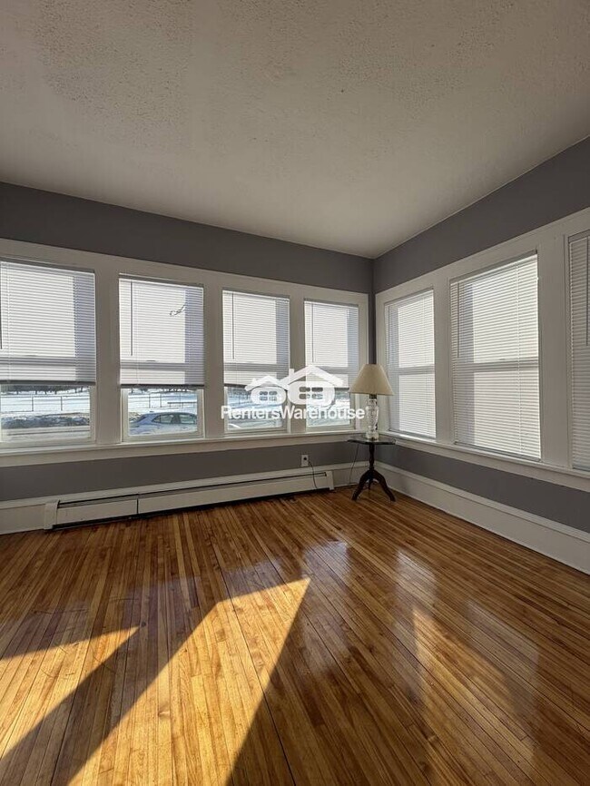 Building Photo - Available Now Spacious 2 Bedroom 1 Bath in Minneapolis!