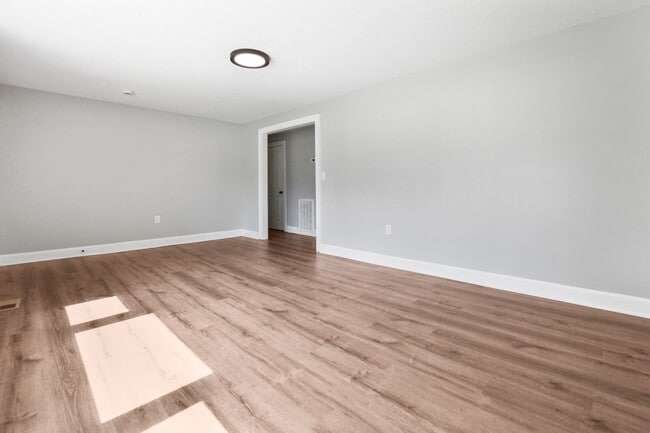 Building Photo - Pet Friendly Two Bedroom!