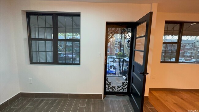 Building Photo - 1233 E 56th St