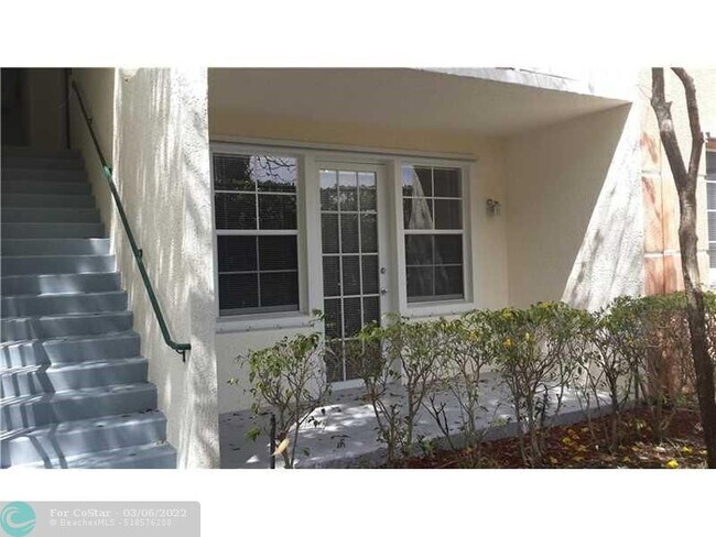 Foto del edificio - 9825 Baywinds Blvd