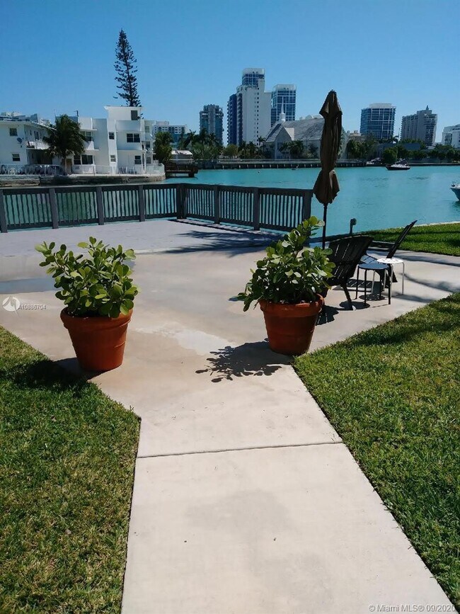 Foto del edificio - 6911 Bay Dr