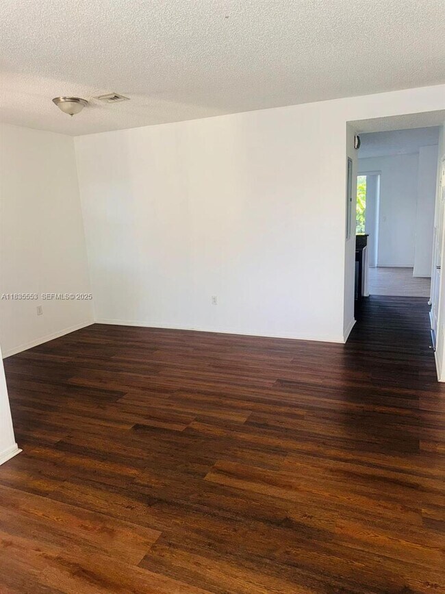 Foto del edificio - 4256 NE 9th St