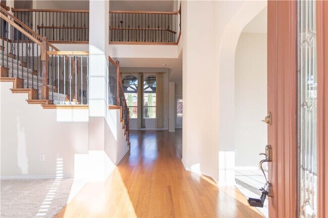 Foto del edificio - 5 bedroom with game room, balcony, covered patio. 5th bedroom could be media room. Formals split ...