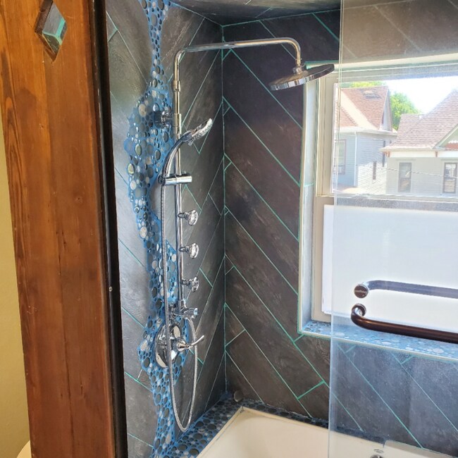 Foto del edificio - 2835 E 8th St