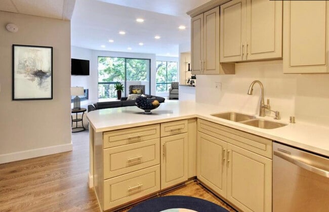 Building Photo - 423 N Palm Dr