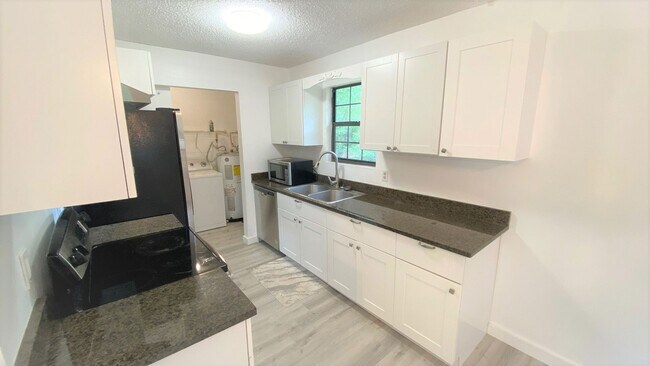 Foto del edificio - Updated 3/2 w/ Stainless Steel Appliances,...