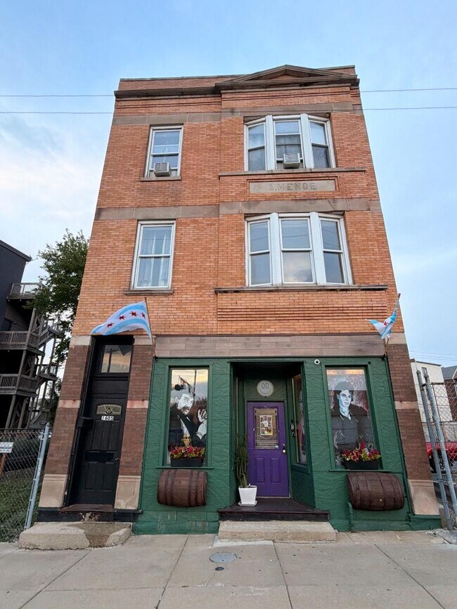 Foto del edificio - 1605 S Blue Island Ave