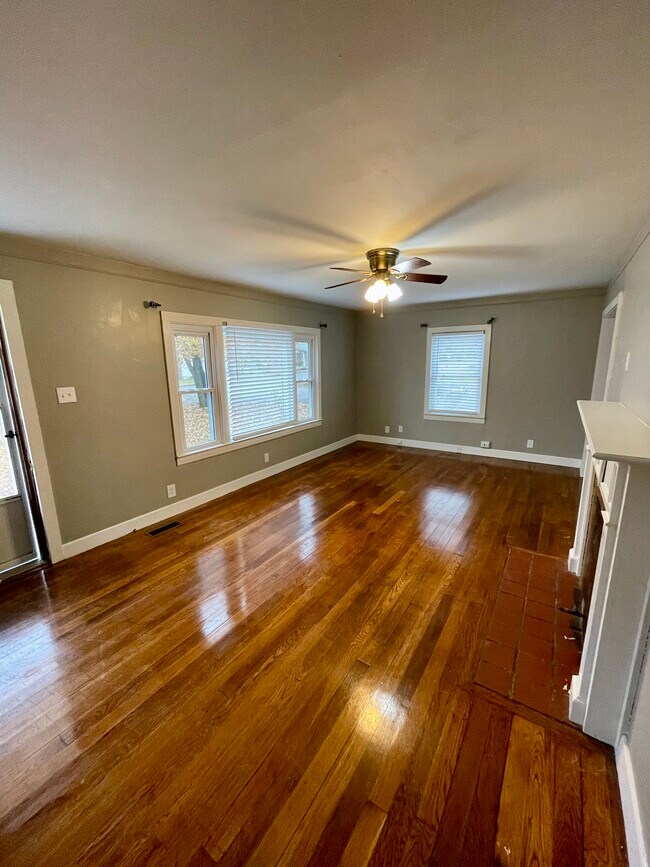 Living Room - 301 N Kirkman St