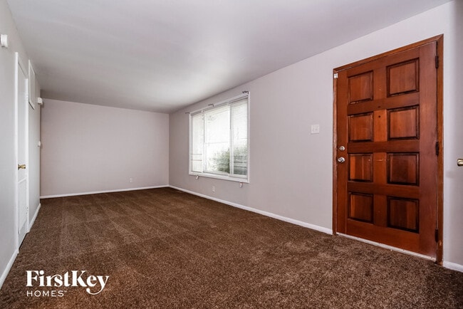Building Photo - 6616 Oakview Dr N