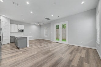 Building Photo - 911 W 35th St