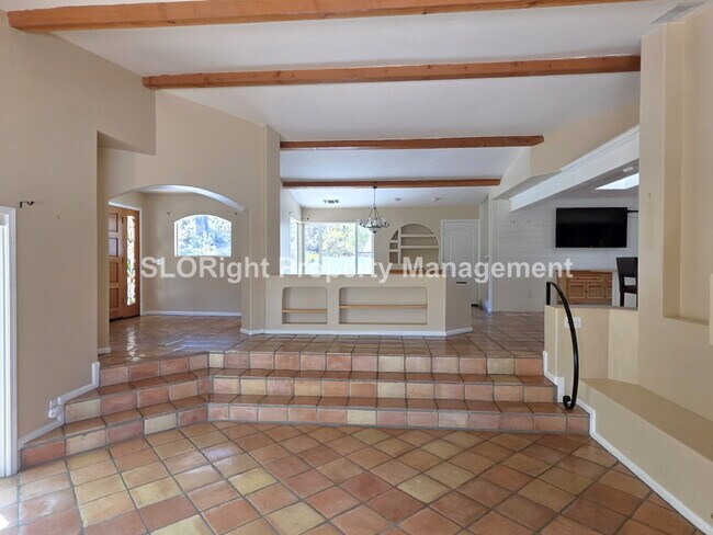 Building Photo - AVAILABLE NOW - 3 Bed/2.5 Bath Atascadero Home expansive property