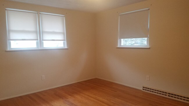 Building Photo - 3 br, 1.5 bath House - 445 SKYVIEW DR