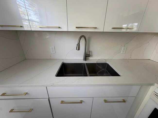 Building Photo - 244 Sheffield J