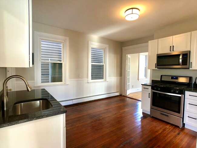 Building Photo - 373 Wickenden St