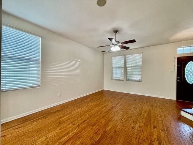 Foto del edificio - Superb Suburban Space! Multiple Living areas!