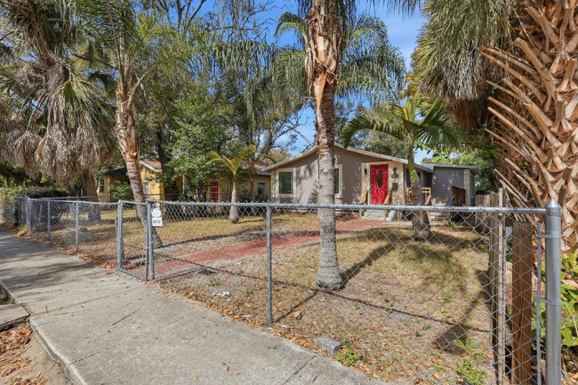 Building Photo - 1031 James Ave S