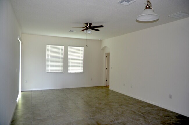 Building Photo - Nice 4/2 House with 2-Car Garage in Stonew...