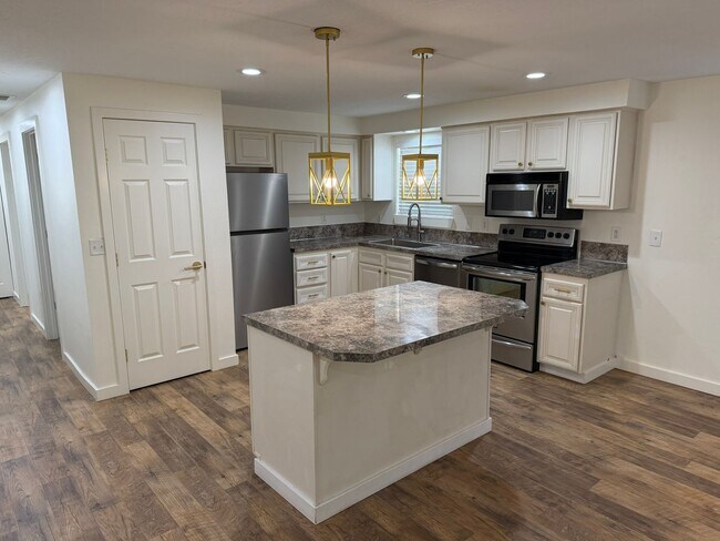 Foto del edificio - Updated Three Bedroom Home in South Salem