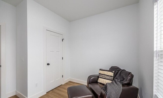 Foto del edificio - 929 N Blake Ave