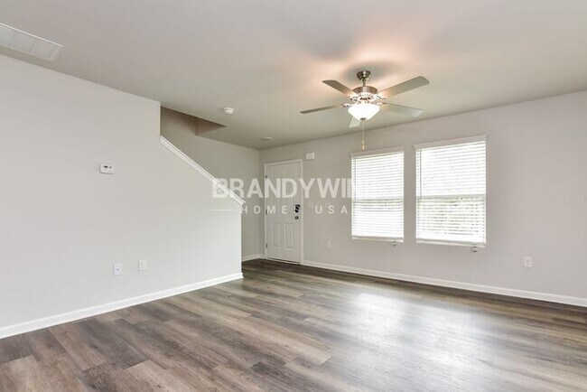 Building Photo - MOVE IN SPECIAL -  Move in on or before, M...