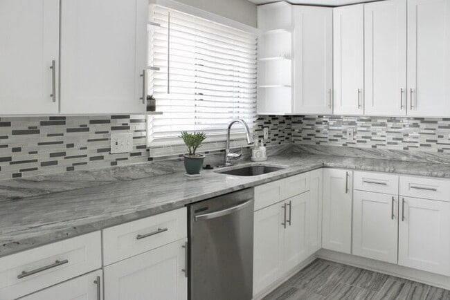 Foto del edificio - Charming Corner Lot Brick Home With 3-Bedr...