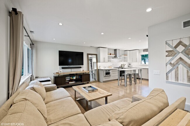 Building Photo - 615 N La Londe Ave