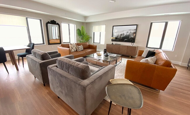 Building Photo - Helio Apartments & Townhomes