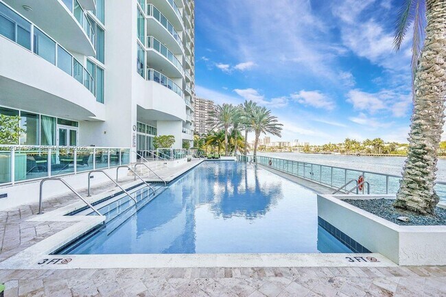 Foto del edificio - 20201 E Country Club Dr
