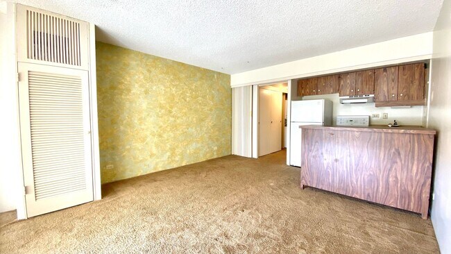 Foto del edificio - AVAILABLE NOW! STUDIO WITH 1 PARKING IN MAKIKI