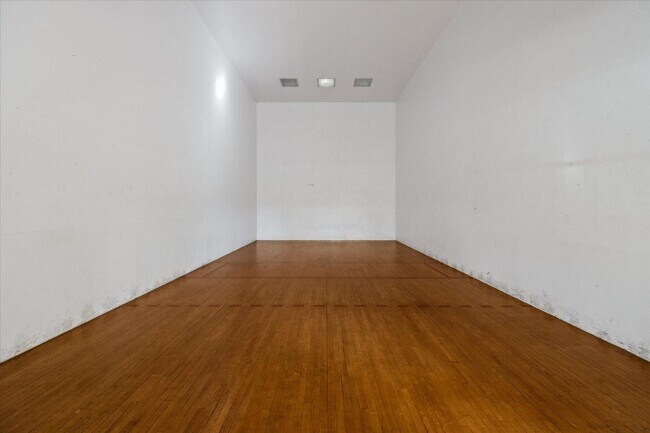 Foto del edificio - 1727 Village Blvd