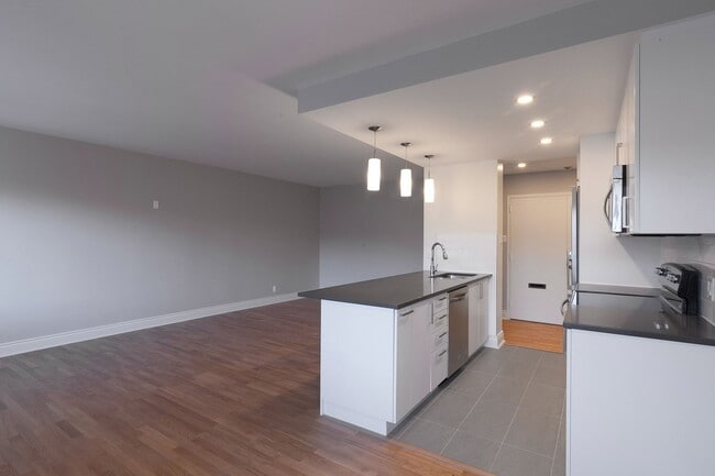 Building Photo - 4555 Av. Bonavista