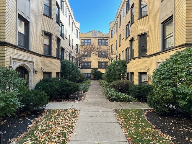 Building Photo - 4609 N Paulina St