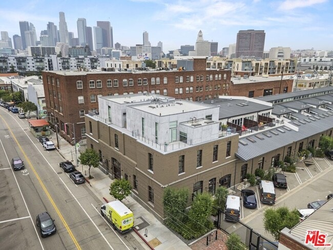 Building Photo - 940 E 2nd St