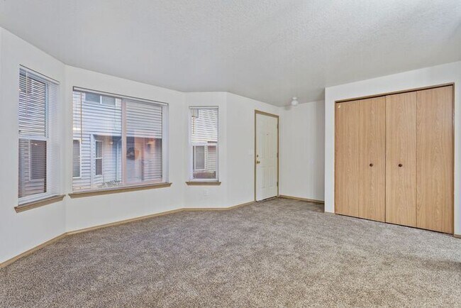 Foto del edificio - Now Leasing at Jonathan’s Place – Modern C...