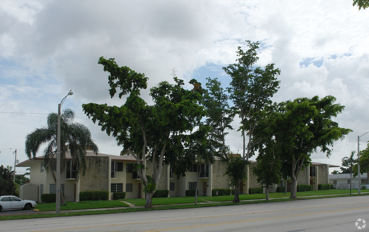 Foto del edificio - Floral Park Townhomes