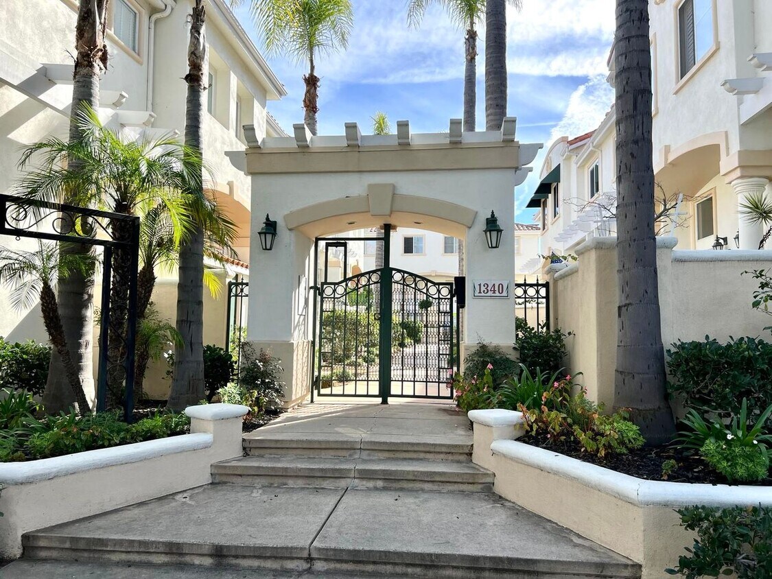 Foto principal - Amazing Downtown Torrance! - 3 bd / 2.5 ba...